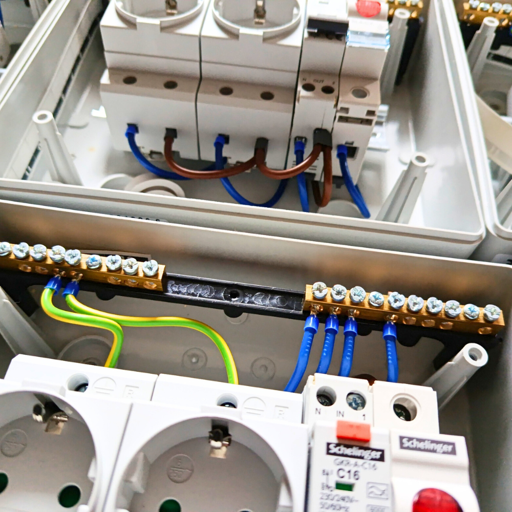 Steckdose im Sicherungskasten mit Leuchtmelder IP65 8M Komplett 2 x SCHUKO + 1 x 1P FI/LS-Schalter C16 30mA Typ A