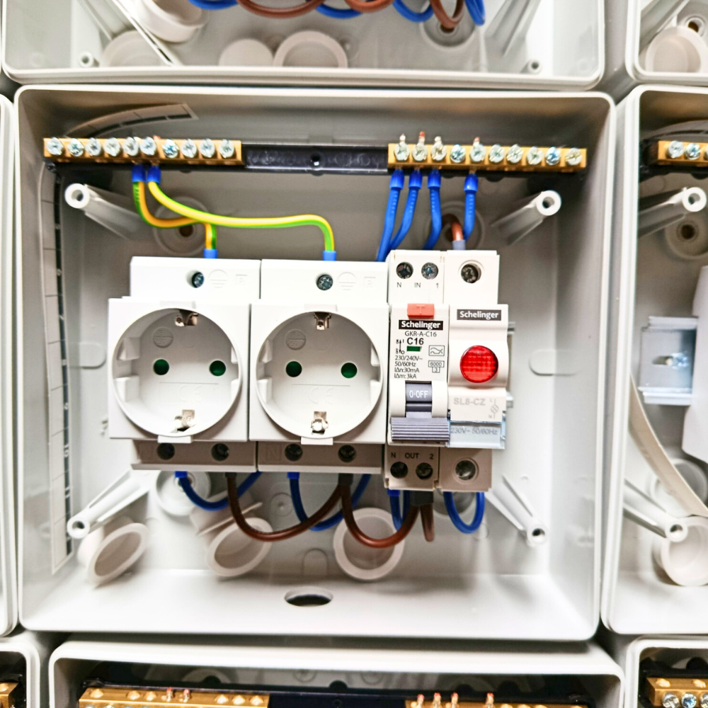 Steckdose im Sicherungskasten mit Leuchtmelder IP65 8M Komplett 2 x SCHUKO + 1 x 1P FI/LS-Schalter C16 30mA Typ A