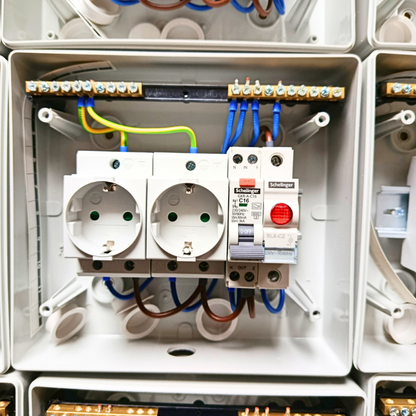 Steckdose im Sicherungskasten mit Leuchtmelder IP65 8M Komplett 2 x SCHUKO + 1 x 1P FI/LS-Schalter C16 30mA Typ A